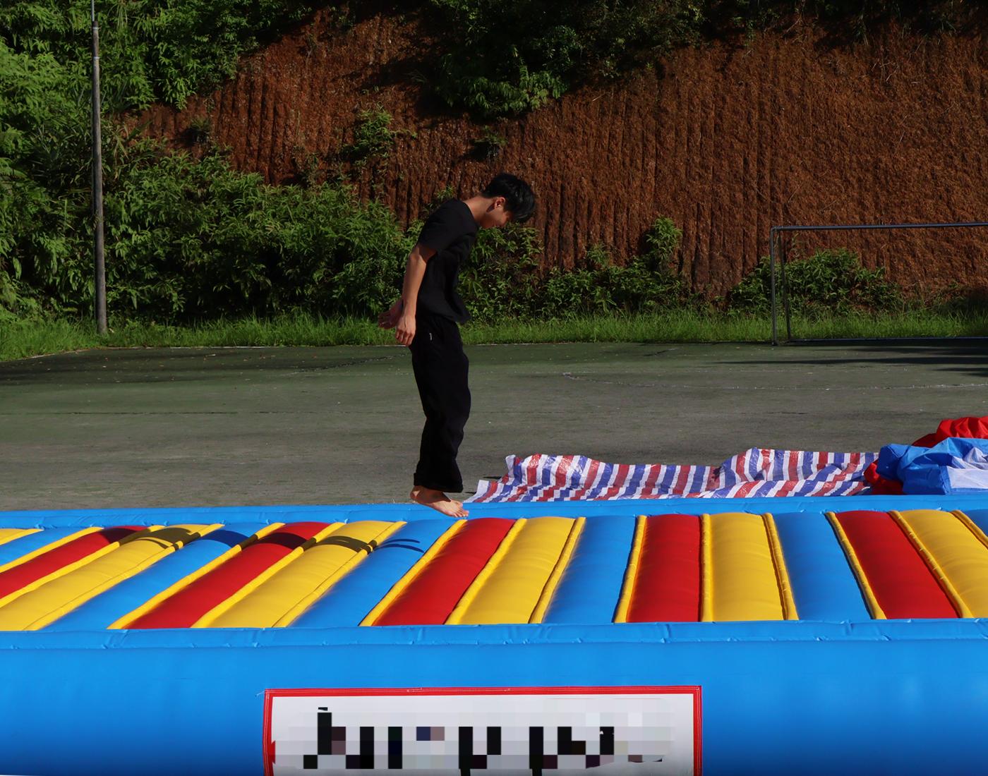 Aufblasbare Hüpfunterlage für  – Kids Outdoor Gym Bewertung und Preis